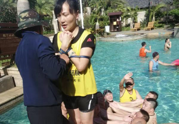 水上信任背摔1.jpg