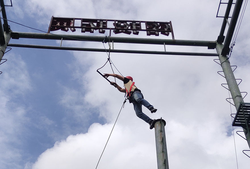 空中单杠.jpg